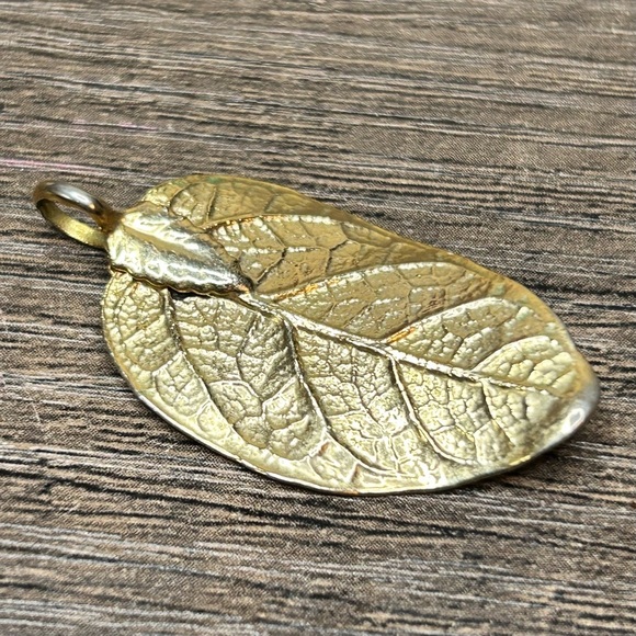 Jewelry - Vintage Gold Tone Leaf Pendant